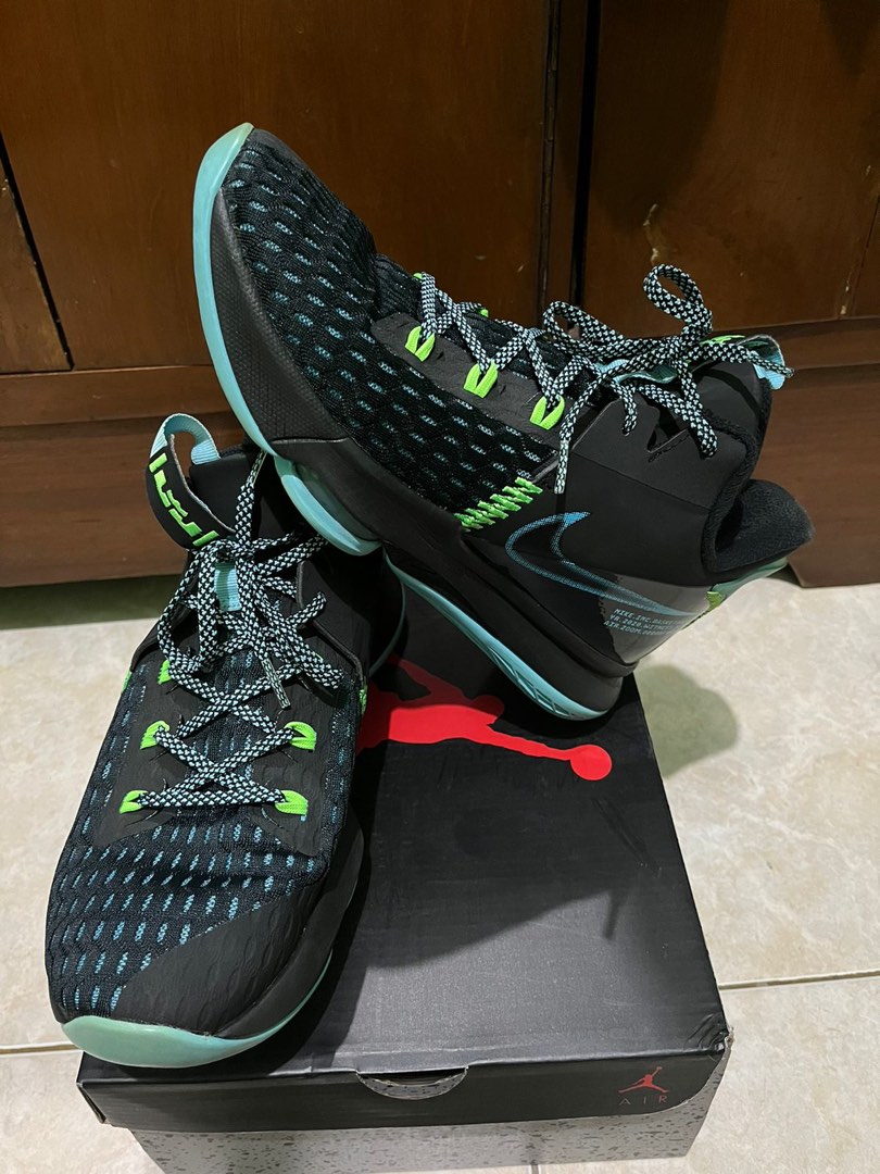 Sepatu basket outlet nike lebron