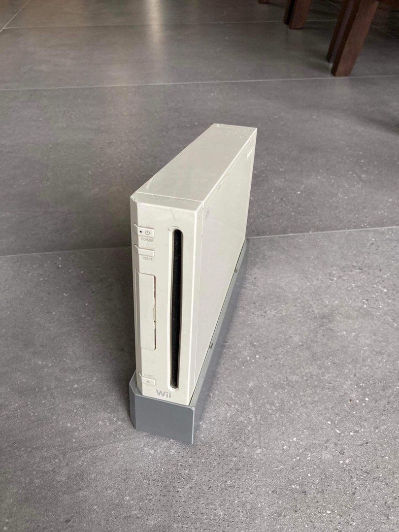 Wii Console (Category: Nintendo) located in Quezon City. Submitted by nina.aguilar (Listing ID 1274741958, Image 2). Description: Contact 09178774131.