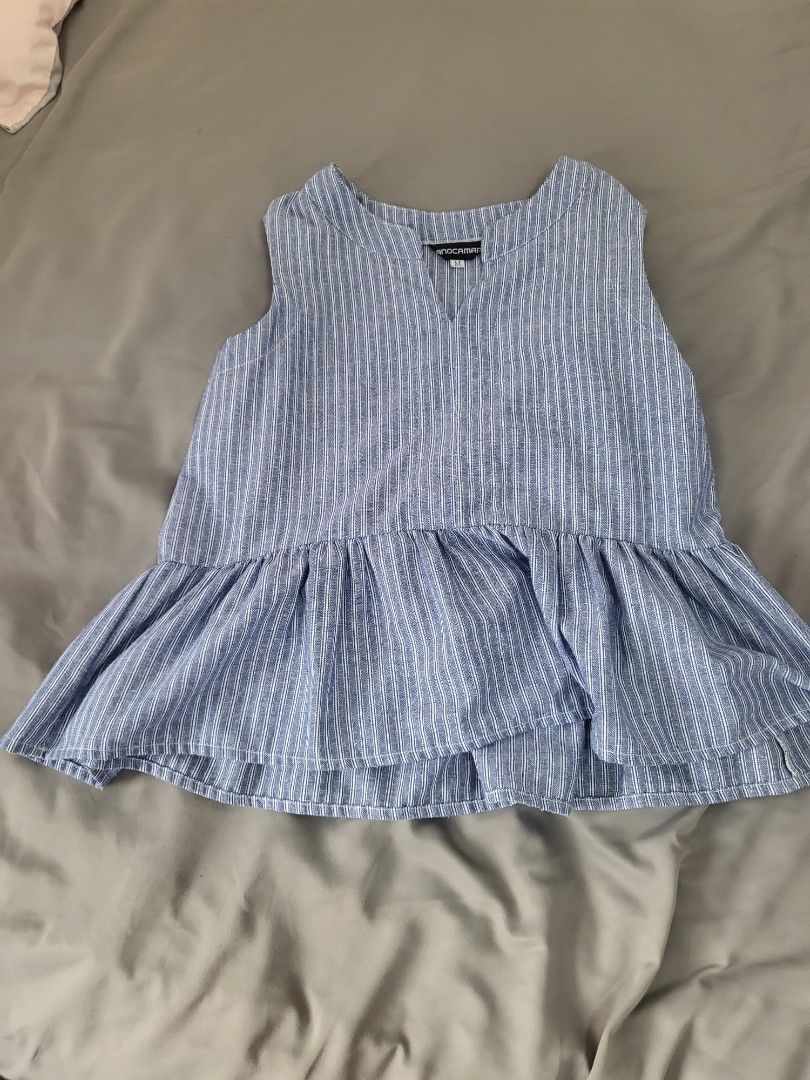 Assorted top (Category: Shirts) located in Singapore. Submitted by ccweeee (Listing ID 1274980607, Image 2). Description: $10 for all(self pick up) $15 for all inclu postage white tee is from Unica black tee is from Uniqlo.