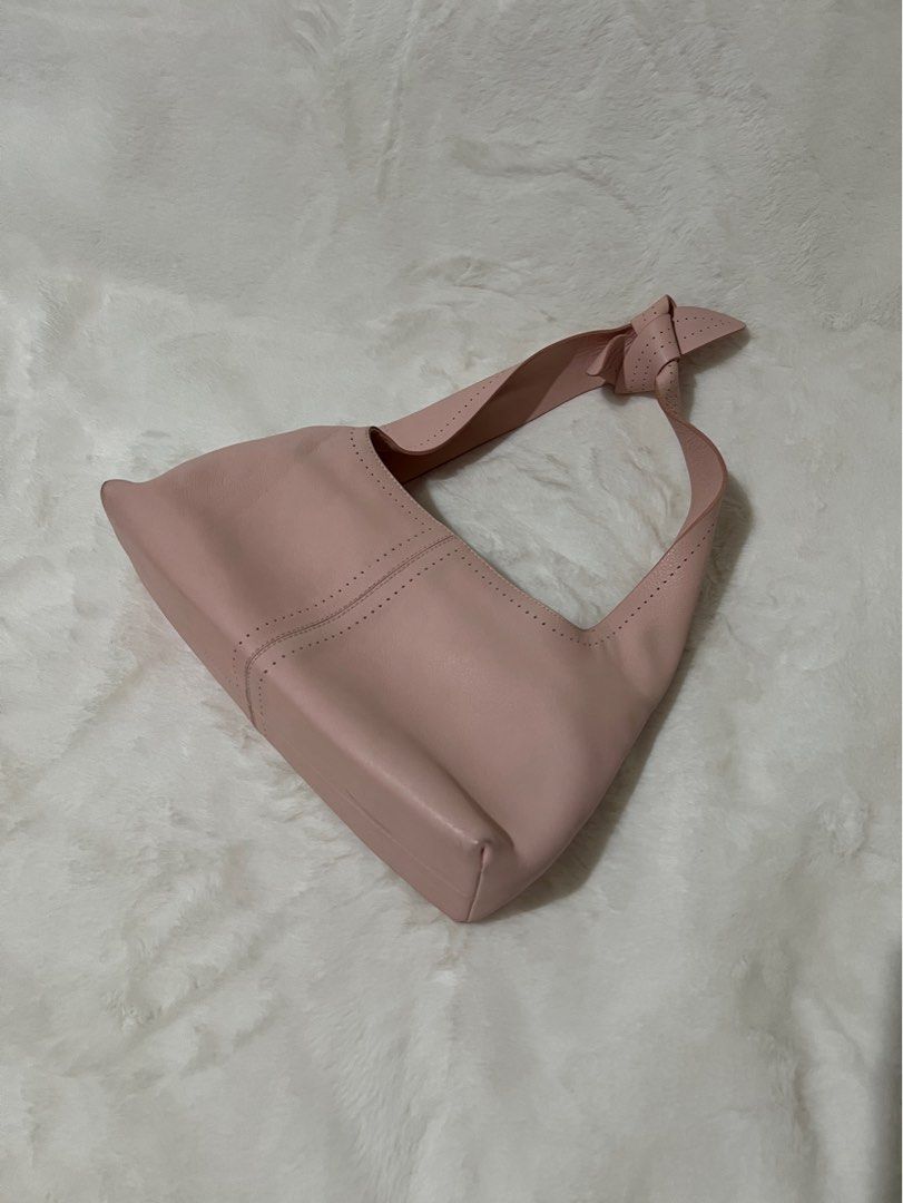 💯Authentic Furla Small Kili-Kili Shoulder Bag (Category: Luxury Bags & Wallets) located in Paranaque City. Submitted by authentic_mj (Listing ID 1221184186, Image 1). Description: Authentic Furla Small Kili-Kili Shoulder Bag Preloved Authentic from Japan Made in Italy Kili-kili bag Small scuffs on corners - not noticeable.