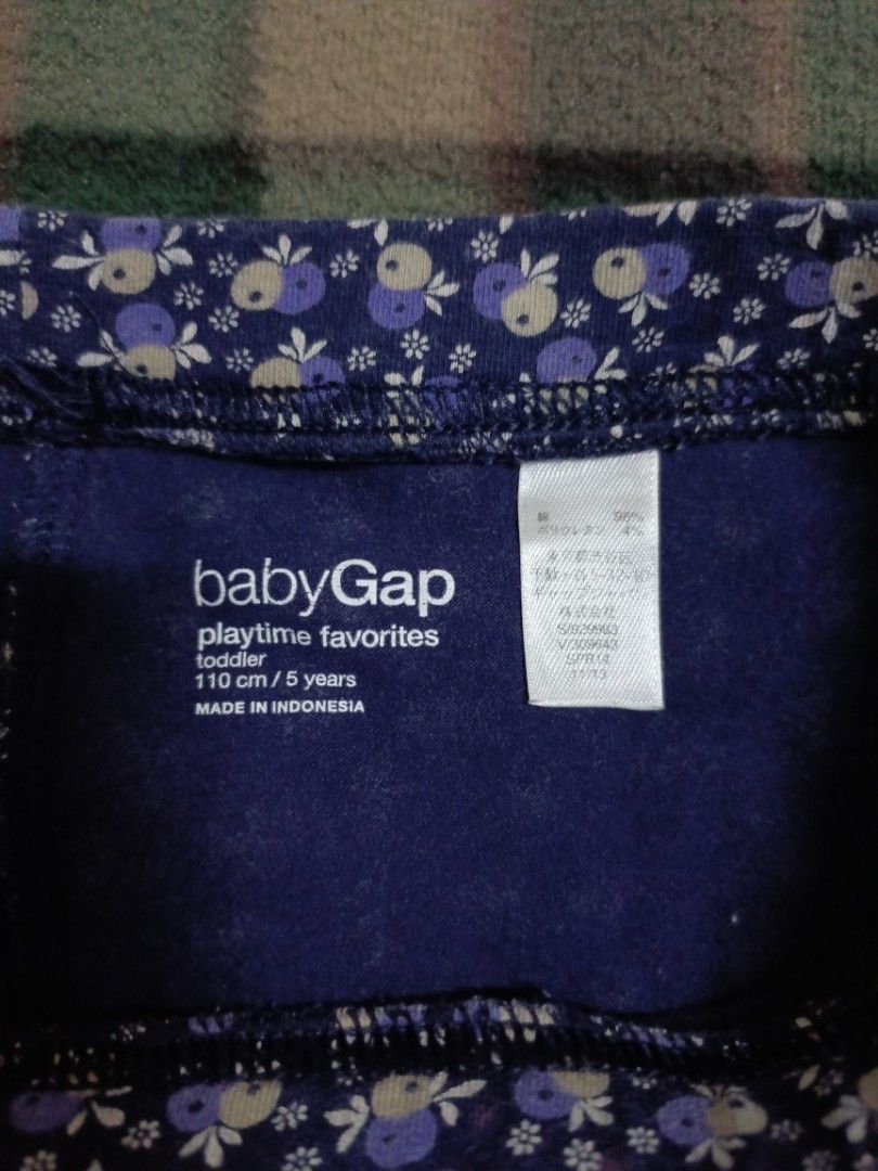 Baby Gap leggings (Category: Babies & Kids Fashion) located in Santa Cruz. Submitted by beabagos (Listing ID 1275023597, Image 3). Description: ❗❗❗PLEASE READ❗❗❗ *This item is preloved, please manage your expectations. I don't do return/refund so please always read the description and check the pictures. Flaws are always indicated if there is any.. Baby Gap leggings color: dark blue with prints size: fits 6-12 months (tape measure laid flat measu