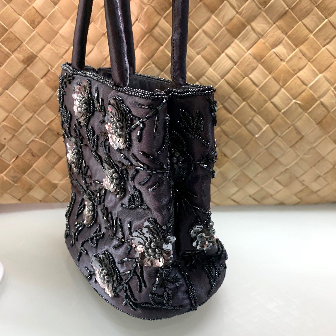 Bead Mini Hand Bag Gray (Category: Purses & Pouches) located in Manila. Submitted by thebookclubz (Listing ID 1274957216, Image 1). Description: .