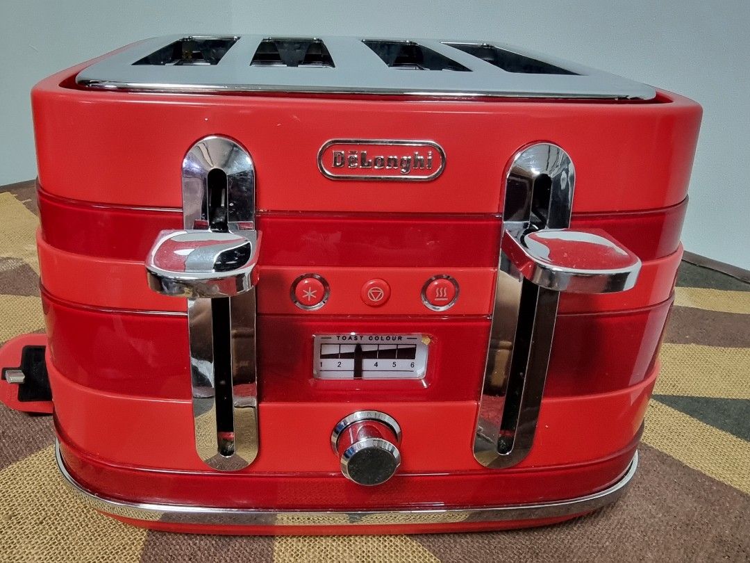De'Longhi Avvolta Red 4 Slice Toaster CTA4003R with 6 brown setting