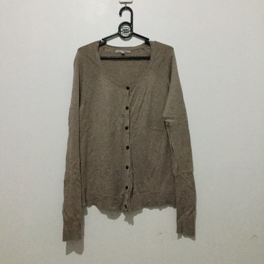 GAP KNITTED CARDIGANS #2024declutter (Category: Longsleeves) located in Batangas. Submitted by helpme_declutter (Listing ID 1275049731, Image 2). Description: Small on tags No flaws .