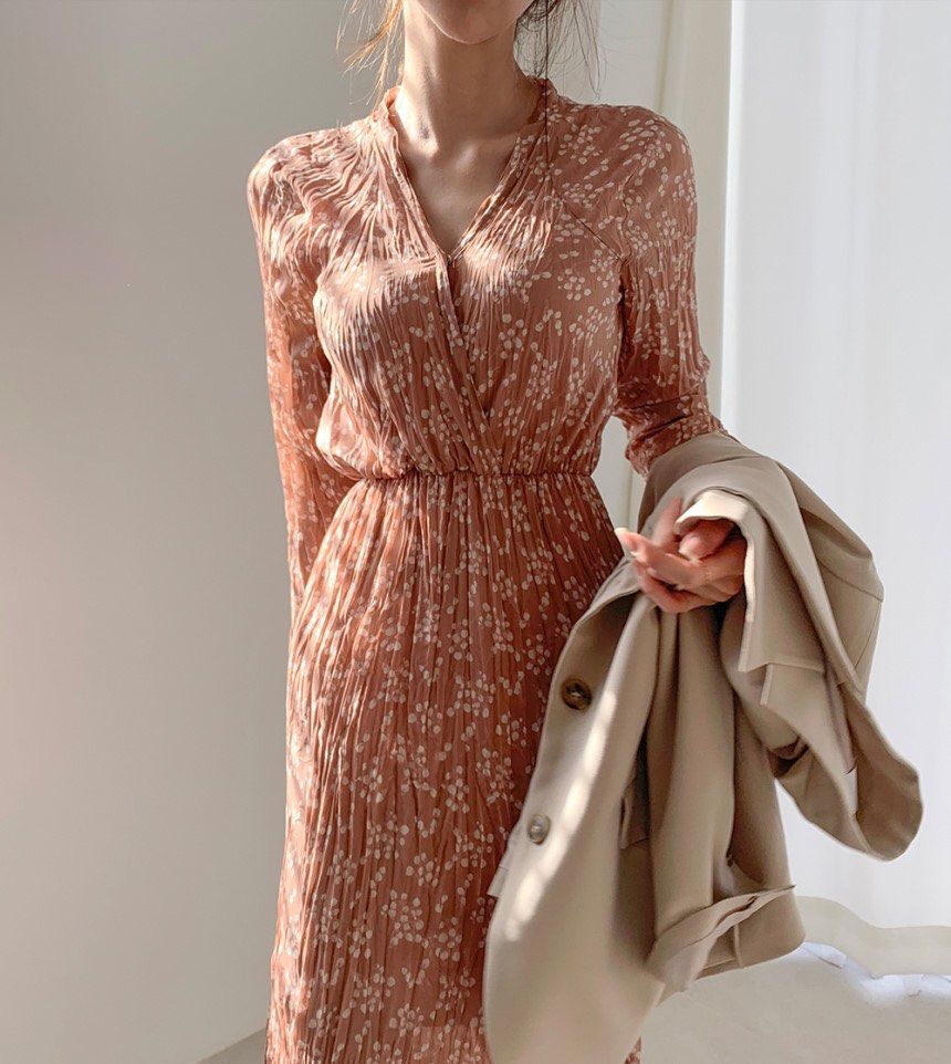 Korean v-neck pleated floral dress, Women's Fashion, Dresses & Sets ...