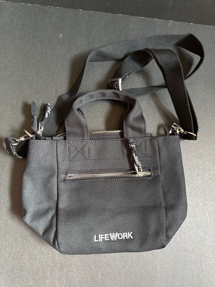 Lifework （分類：多用途袋）位於 Hong Kong。 由 lovepugpug 提交（商品編號 1275017235，圖片 2）。簡介： 全新 輕巧布料斜咩袋 內有暗格、拉鍊格 26 x 18 12 cm。