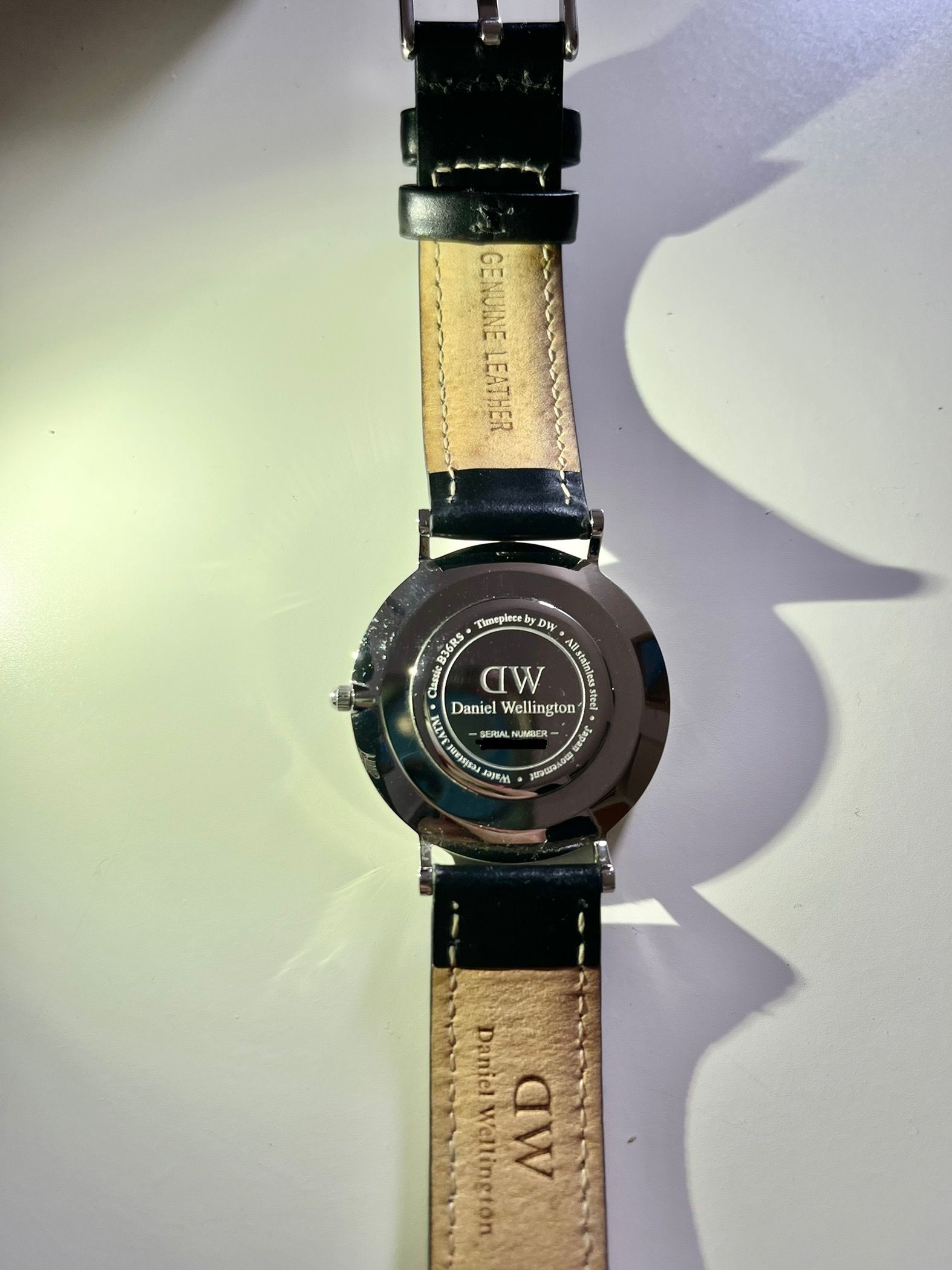 Limited Edition leather watch Daniel Wellington comes with