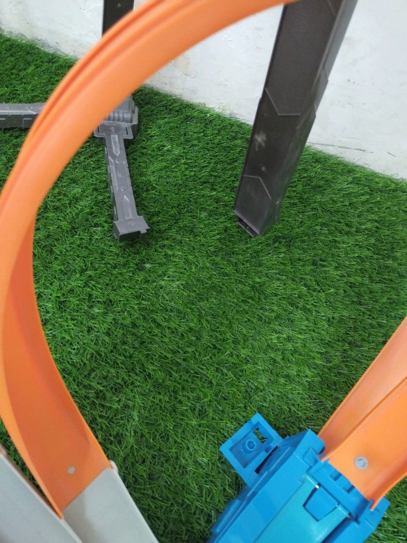 Mattel Hot Wheels X9286 Triple Track Twister, Hobbies & Toys, Toys