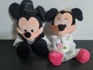 https://media.karousell.com/media/photos/products/2023/12/29/mickey_mouse_and_minnie_mouse__1703820035_c63745e1_thumbnail.jpg