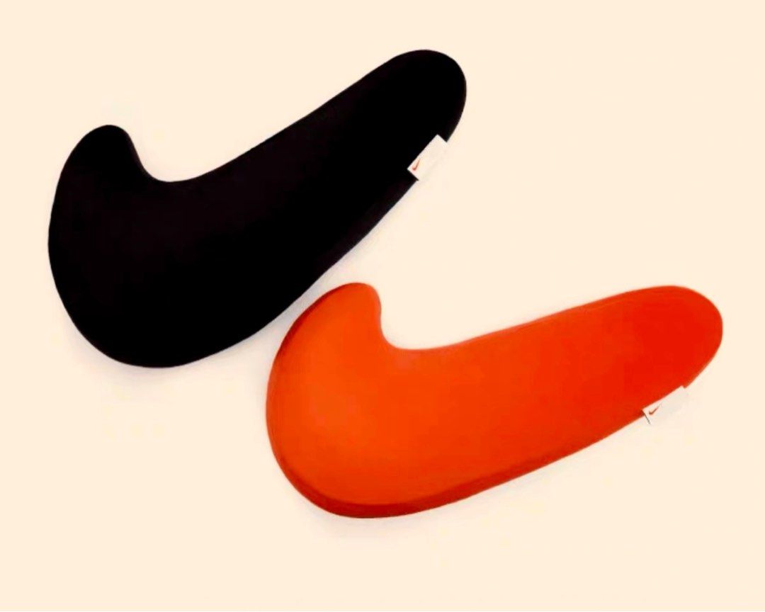 クッション・座布団 NIKE SWOOSH BIRTHDAY PILLOW Nike gives you a swoosh-shaped pillow for your birthday