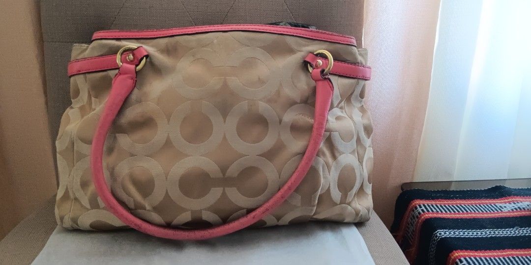 Personal Preloved Original Coach Shoulder Bag (Category: Luxury Bags & Wallets) located in San Fernando. Submitted by goodealscloset (Listing ID 1274982262, Image 2). Description: Personal Preloved Original Coach Shoulder Bag Guaranteed 💯 original Coach Shoulder Bag from 🇺🇸. Personal preloved po, not from ukay. Check all you want. For 1200pesos only. Shipping problem? Usap tayo 😊😊 ❤️Pm if interested.