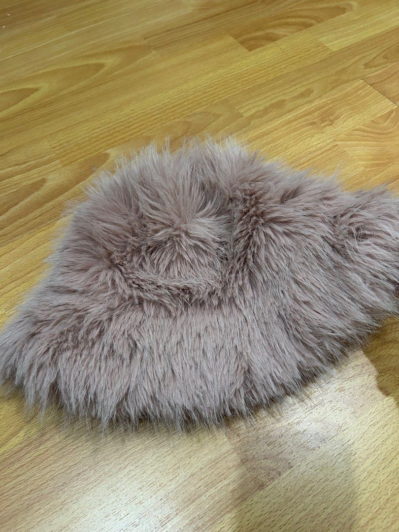 H&M Pink furry hat (Category: Caps & Hats) located in Manila. Submitted by helloitsmarg (Listing ID 1275080000, Image 1). Description: .