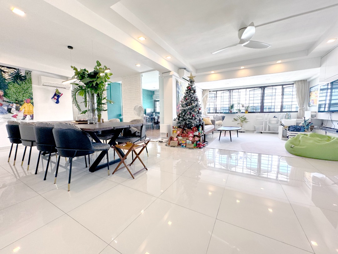 Pristine HUGE Executive Apartment MRT Downstairs (Entire House Whole