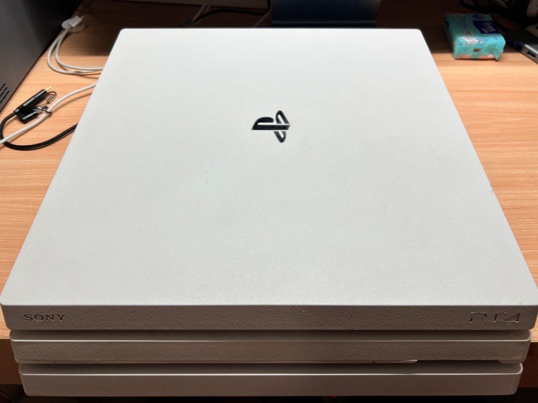 PS4 PRO 冰河白1TB連兩個手掣, 電子遊戲, 電子遊戲機, PlayStation 
