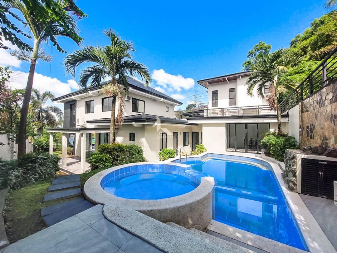 RC OVERLOOKING VIEW House with swimming pool for sale in Antipolo