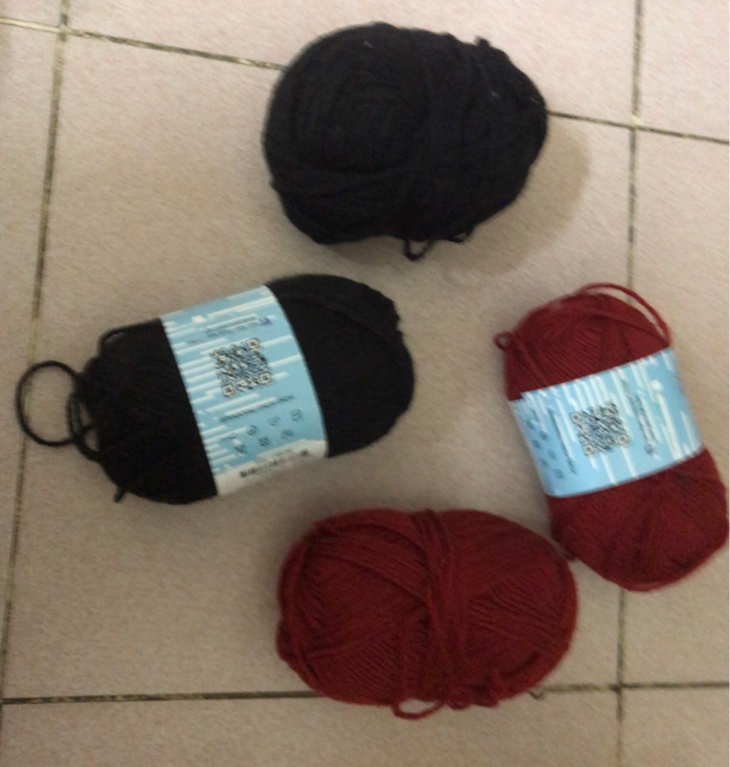 Red & Black Yarn for crocheting/knitting, 興趣及遊戲, 手作＆自家設計, 文具及工藝- 手作-  Carousell