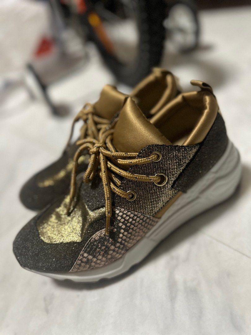 Steve Madden size 5 sneakers