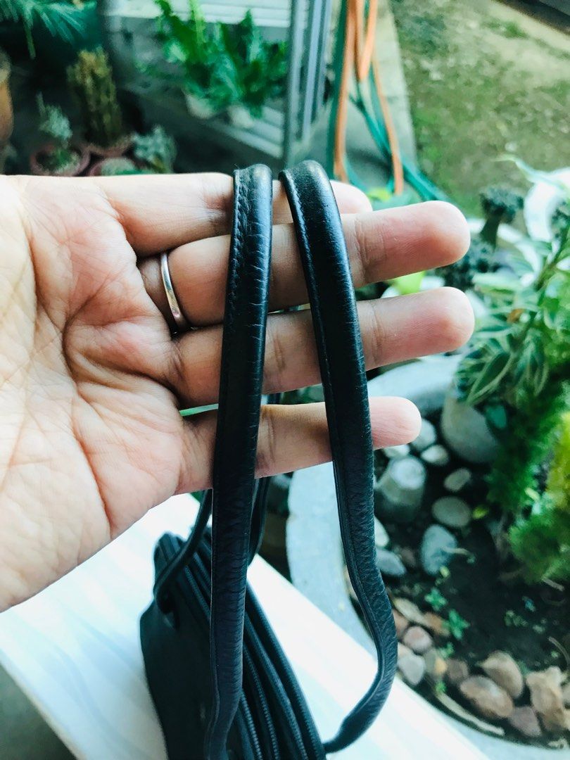 Stingray shoulder bag (Category: Luxury Bags & Wallets) located in Santa Maria. Submitted by mikavillaflor4 (Listing ID 1274950287, Image 2). Description: Issue kindly check the posted pictures .