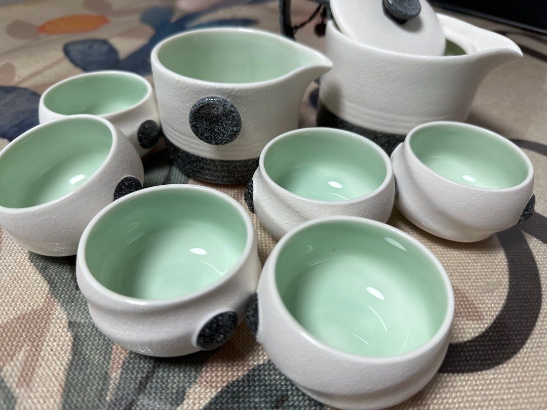 Tea set (Category: Coffee & Tea Tableware) located in Singapore. Submitted by dorado123 (Listing ID 1275008513, Image 2). Description: .