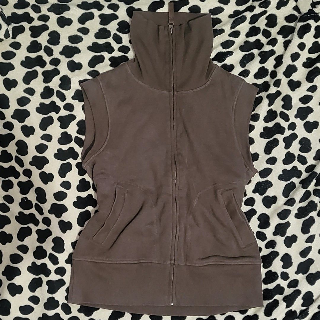 Uniqlo sherpa lined zip up vest (Category: Coats, Jackets and Outerwear) located in Manila. Submitted by zoxee (Listing ID 1275091321, Image 2). Description: .