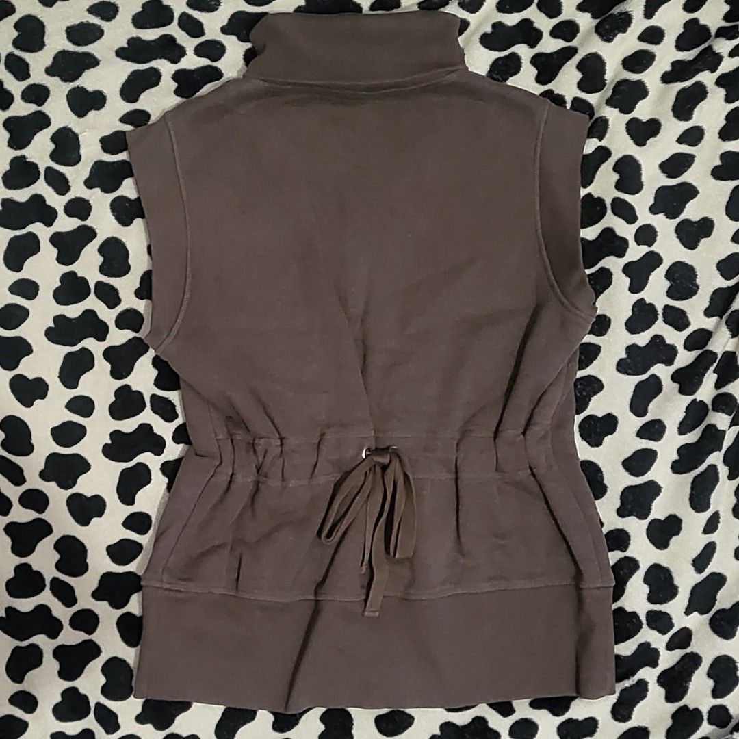 Uniqlo sherpa lined zip up vest (Category: Coats, Jackets and Outerwear) located in Manila. Submitted by zoxee (Listing ID 1275091321, Image 3). Description: .