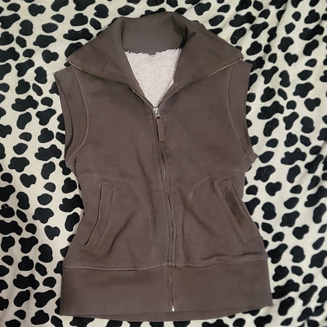 Uniqlo sherpa lined zip up vest (Category: Coats, Jackets and Outerwear) located in Manila. Submitted by zoxee (Listing ID 1275091321, Image 1). Description: .