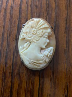 VINTAGE 1950s SILVER & NATURAL CARVED SHELL CAMEO Shell BROOCH OF A MAIDEN PIN NECKLACE not gold plated 14k 21k 24k 18k SALE Pearl