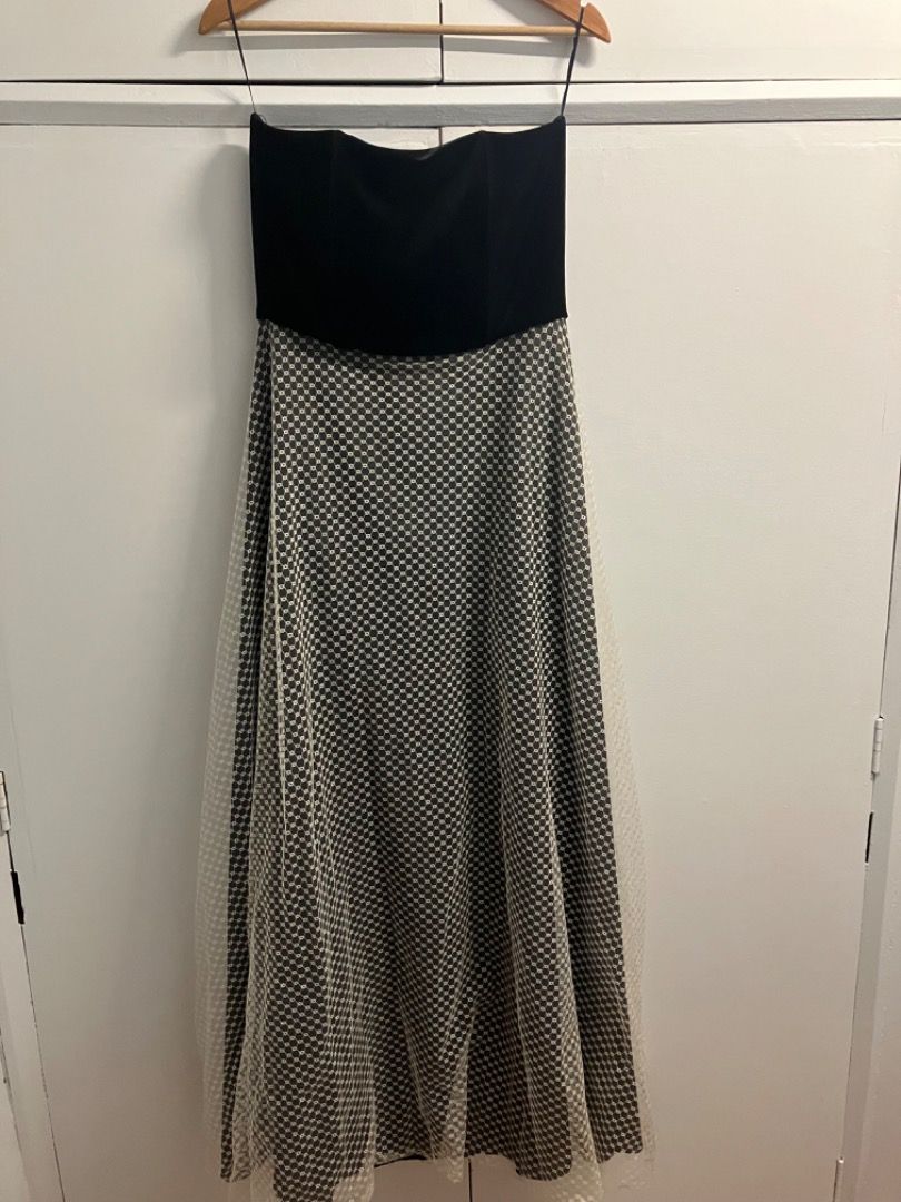 XL Black strapless gown (Category: Evening dresses & gowns) located in Caloocan City. Submitted by pleasesleep (Listing ID 1274953969, Image 1). Description: .