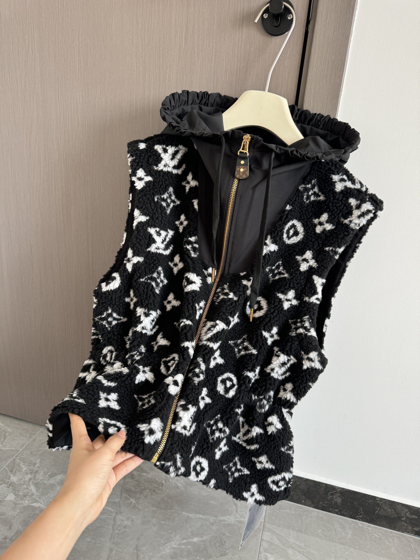 Authentic lv Black And White Teddy Velvet Vest