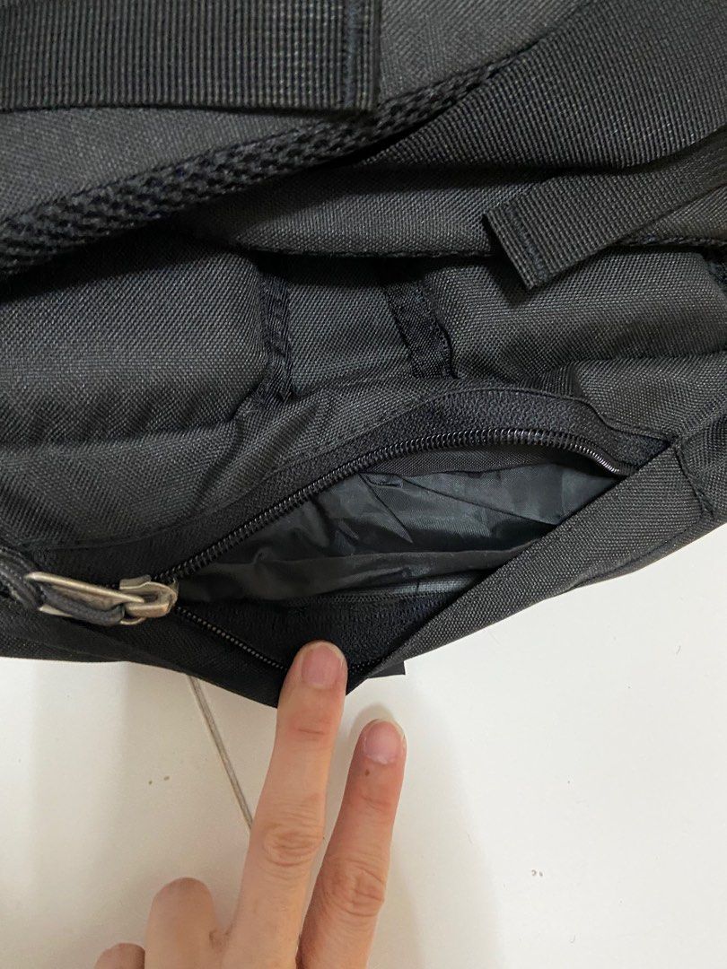 Backpack (Category: Backpacks) located in Singapore. Submitted by margaret_5 (Listing ID 1269184914, Image 3). Description: 40L backpack . Come with a cover for rain / snow.