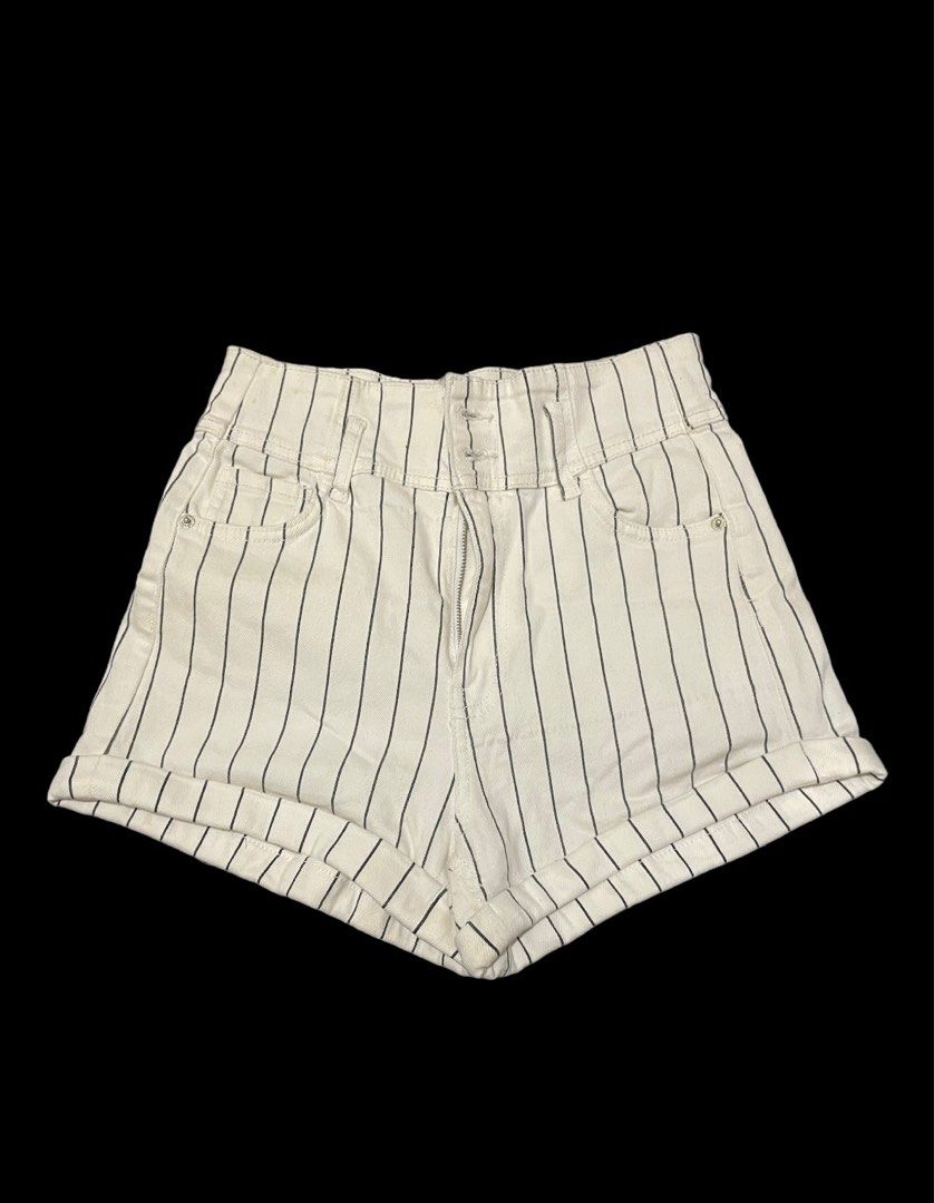 BERSHKA HIGHWAIST SHORT (Category: Shorts) located in Quezon City. Submitted by imchachi (Listing ID 1269194880, Image 1). Description: Used twice Size :26-27.