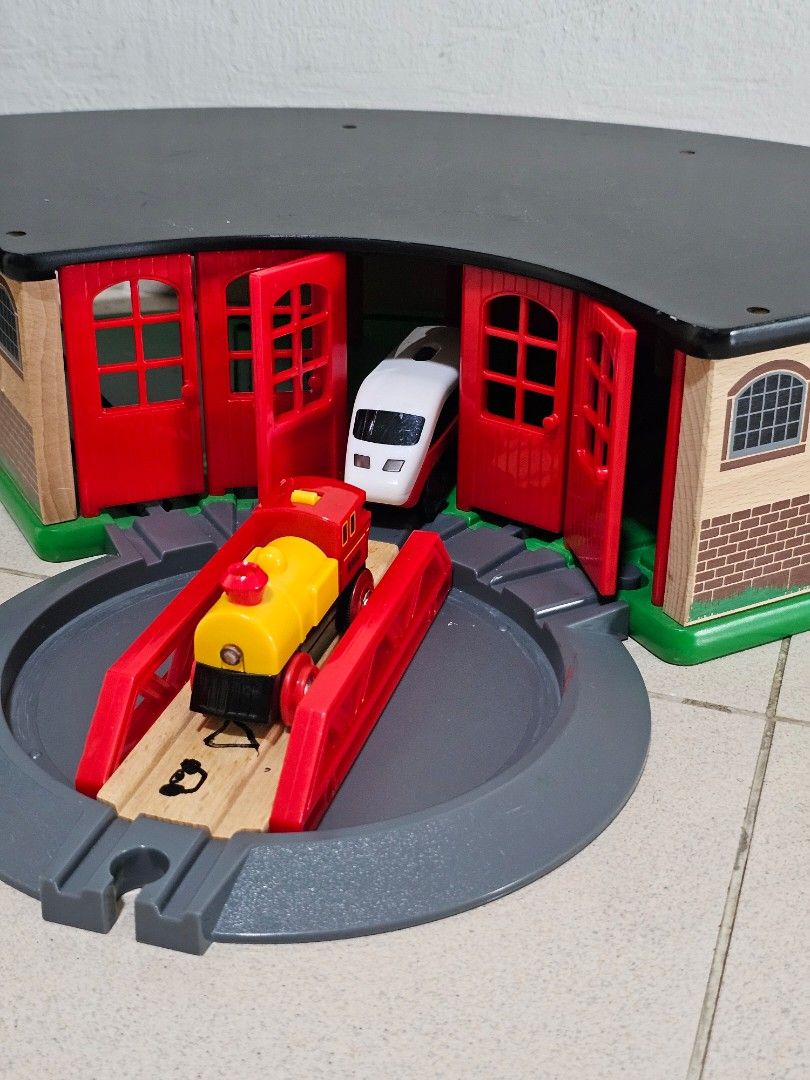 Toy Brio 33736 Grand Roundhouse BRIO 33736 Grand Roundhouse 33736