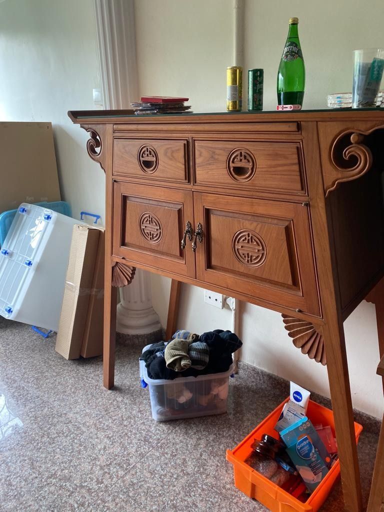 Console table (Category: Shelves, Cabinets & Racks) located in Singapore. Submitted by noreturnnorefunds88 (Listing ID 1269229387, Image 2). Description: .