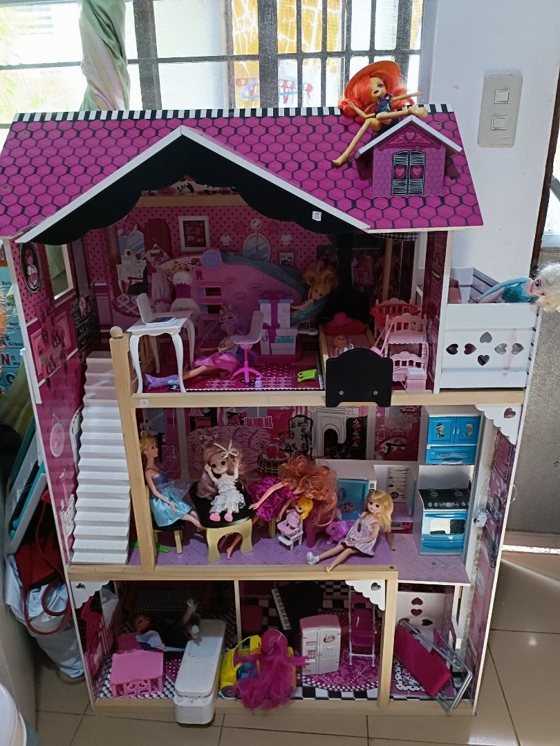 Doll house / playhouse (Category: Kids Toys) located in Makati City. Submitted by elsie1206 (Listing ID 1269122493, Image 1). Description: -dolls not included -includes wooden bed, 1 chair, 1 bath tub ,1 toilet bowl (all wooden) - has fairy lights included issue: may part na hnde nakadikit UNg flooring pero doesn't affect when u play -has manual elevator.