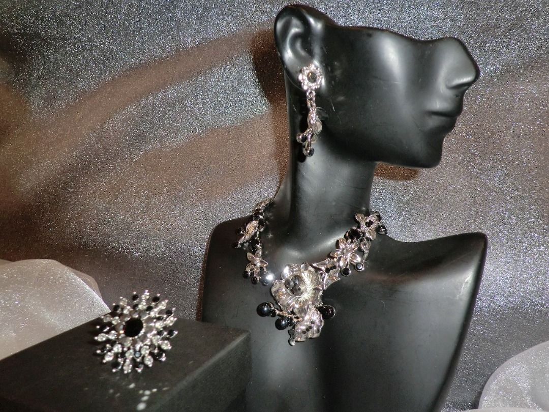 Matching silver necklace and earrings cheap