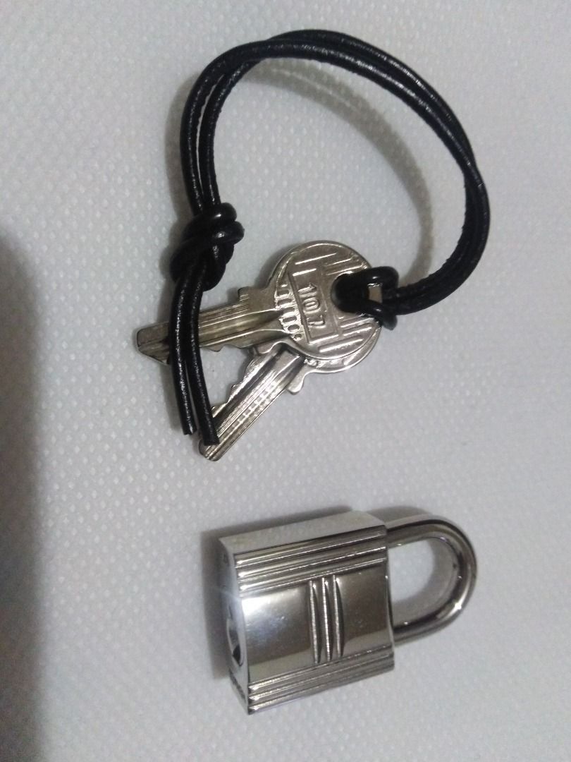 HERMES Herline bag with Cadena PadLock & Key (Category: Luxury Bags & Wallets) located in Quezon City. Submitted by rendez-vous20 (Listing ID 1269242027, Image 1). Description: Herline bag Hermes tote grey/black canvas logo-patterned strap appliqué concealed press-stud fastening top zip fastening two top handles three front patch pockets canvas lining silver-tone hardware rectangle body HERMES Cadena PadLock & Key & Leash Silver No.107 Like new N