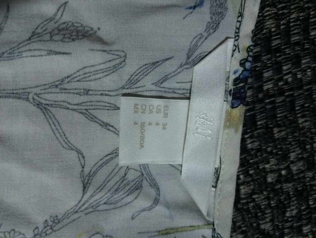 H&M Blouse for women (Category: Blouses) located in Manila. Submitted by yuecab (Listing ID 1269161677, Image 2). Description: - Good as New.