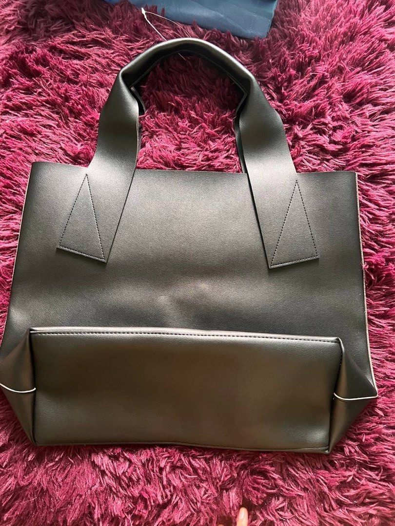 Kenneth Cole Reaction Purse, in great condition... - Depop
