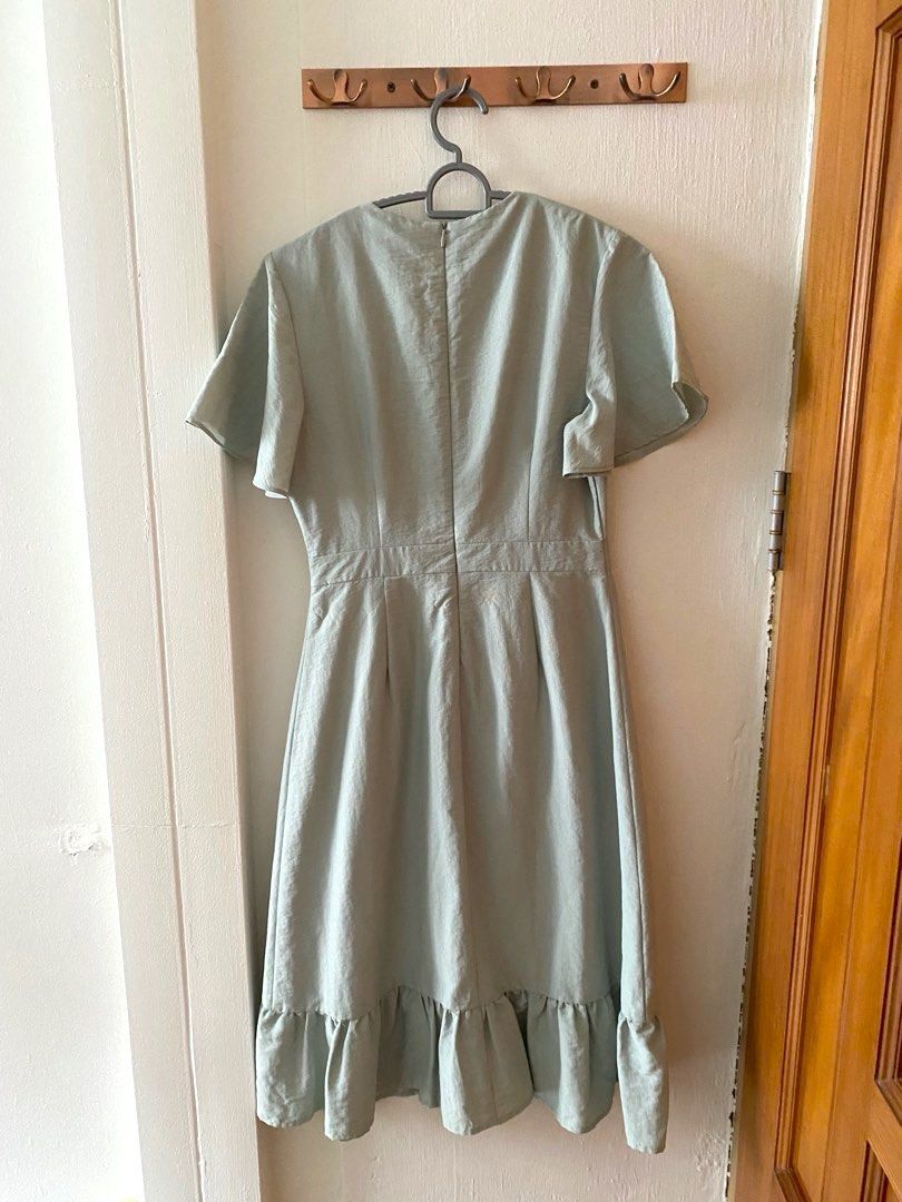 Love bonito LB sage green mermaid style midi dress, Women's Fashion, Dresses  & Sets, Dresses on Carousell