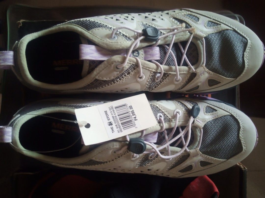 Merrell woman shoes (Category: Sneakers) located in Santa Rita. Submitted by MURAYTA.SHOPPE (Listing ID 1269258381, Image 2). Description: brandnew. 4000+ orig price. nego pa. issue: kita naman sa photo, natanggal yung sa may tali, di ko alam tawag. 😅.