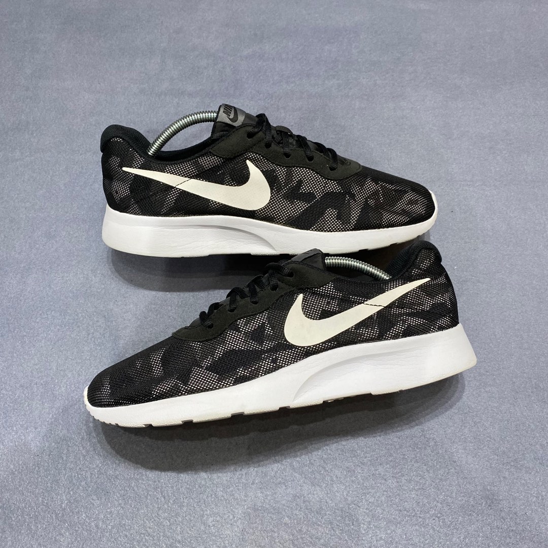 Nike tanjun hotsell camo print