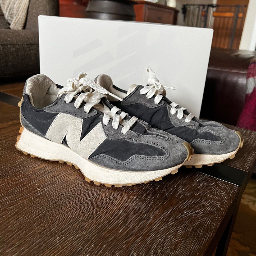New balance 327 Women s 7.5 Blue and White Suede