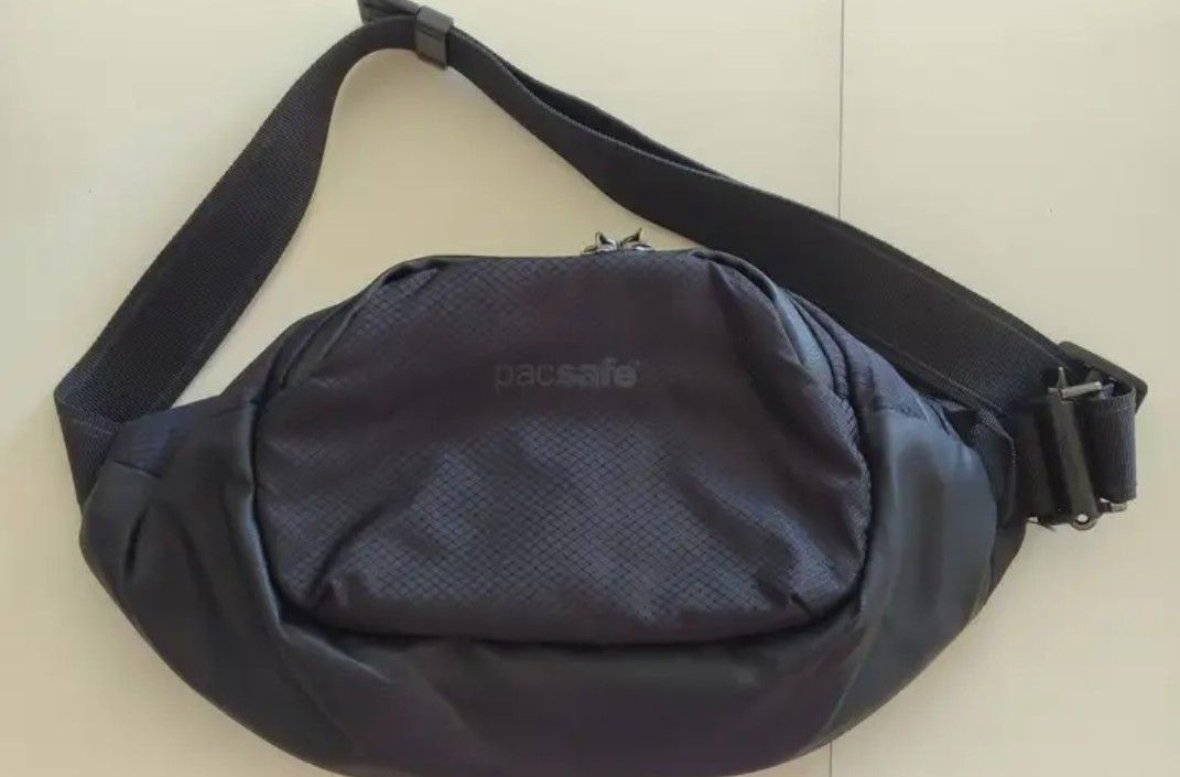 Pacsafe Venturesafe X Waistpack, Men's Fashion, Bags, Belt bags ...
