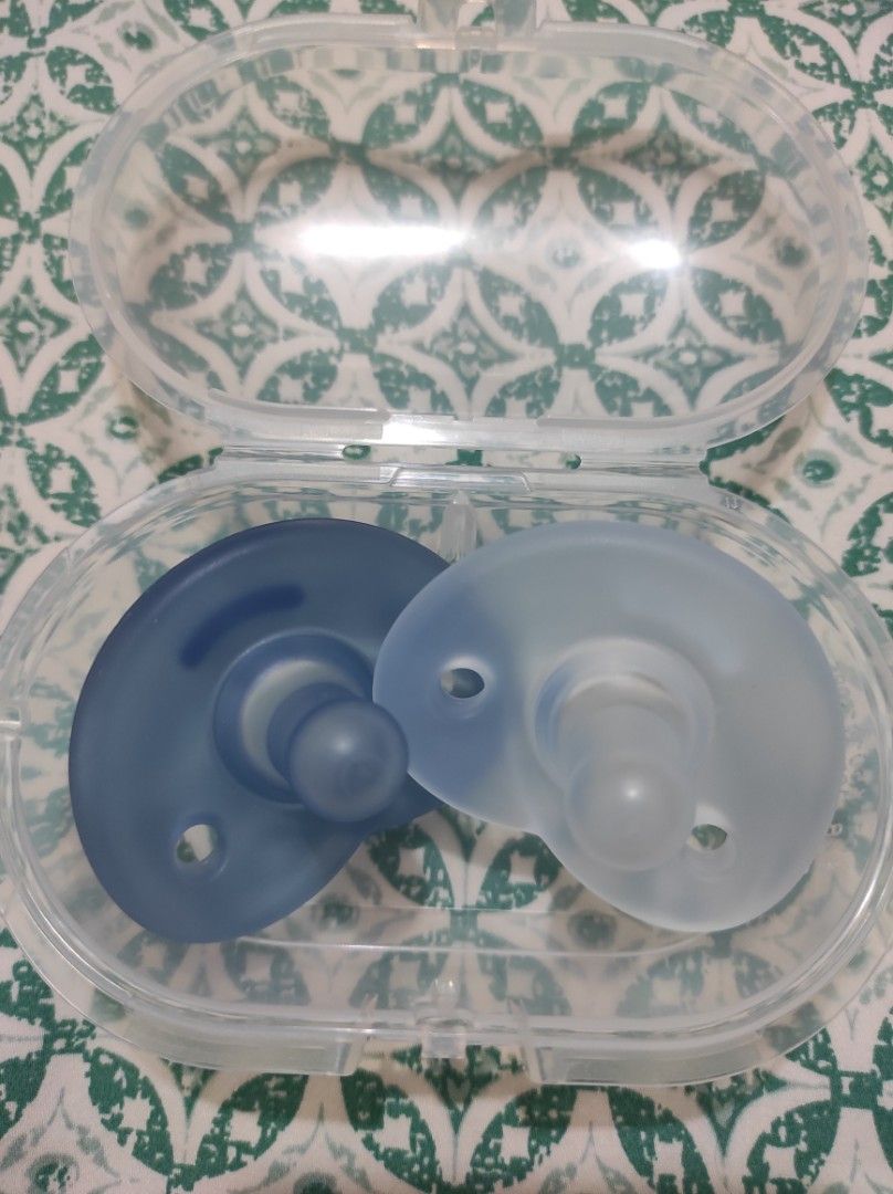 Philips AVENT 0-6m Soothie Pacifier, 2-pack (Category: Soothers & Pacifiers) located in Manila. Submitted by lepetitfit (Listing ID 1269134302, Image 1). Description: ✔️Orthodontic ✔️ Follows baby's natural curves ✔️ 100% Medical Grade silicon Used once only. RFS: Decluttering since baby is not a fan of pacifiers.