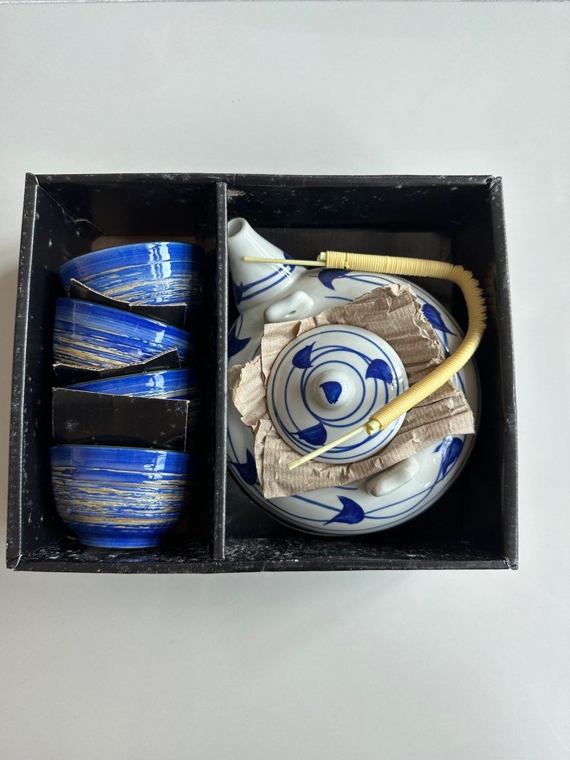 Tea Set (Category: Coffee & Tea Tableware) located in Singapore. Submitted by crookkked (Listing ID 1269220116, Image 1). Description: Condition is good as it haven’t been used before. Meet ups only. Comes in a set with four cups .