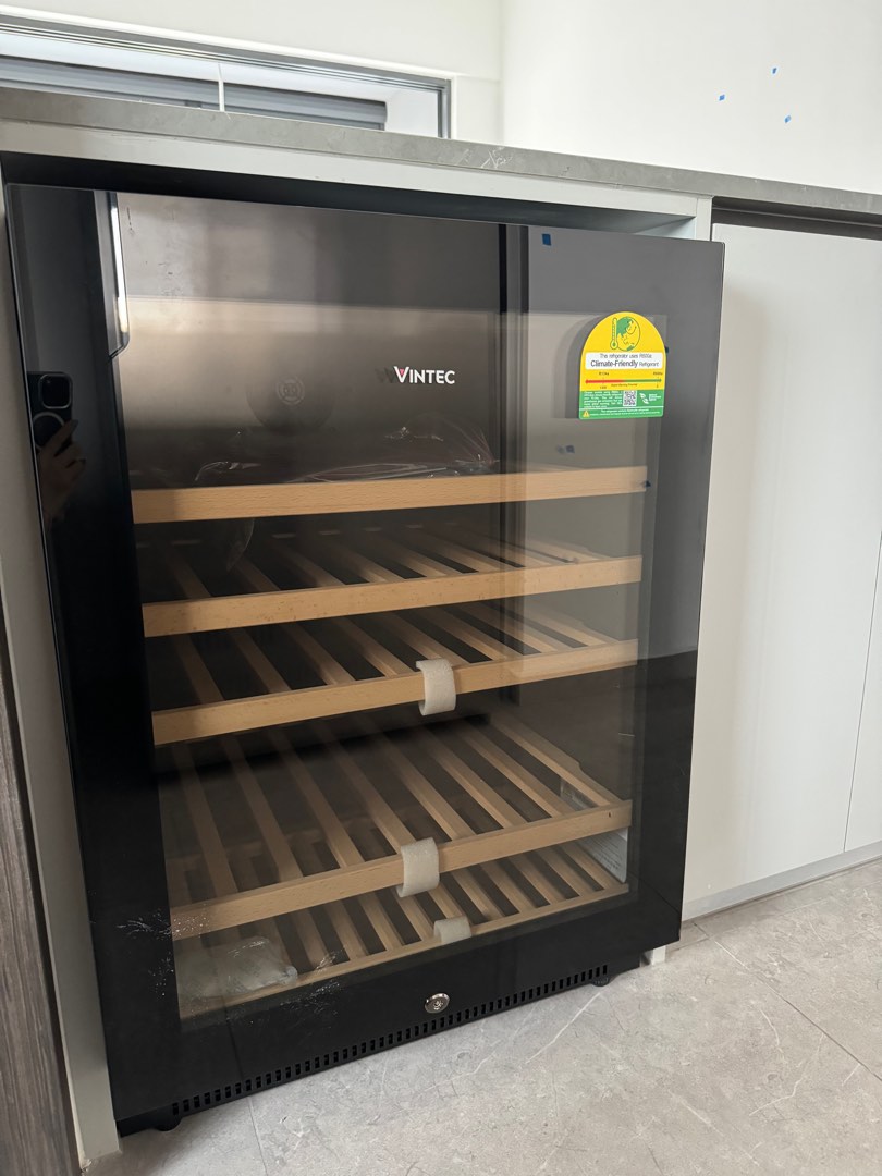Vintec wine chiller VWS050SBAX, TV & Home Appliances, Kitchen