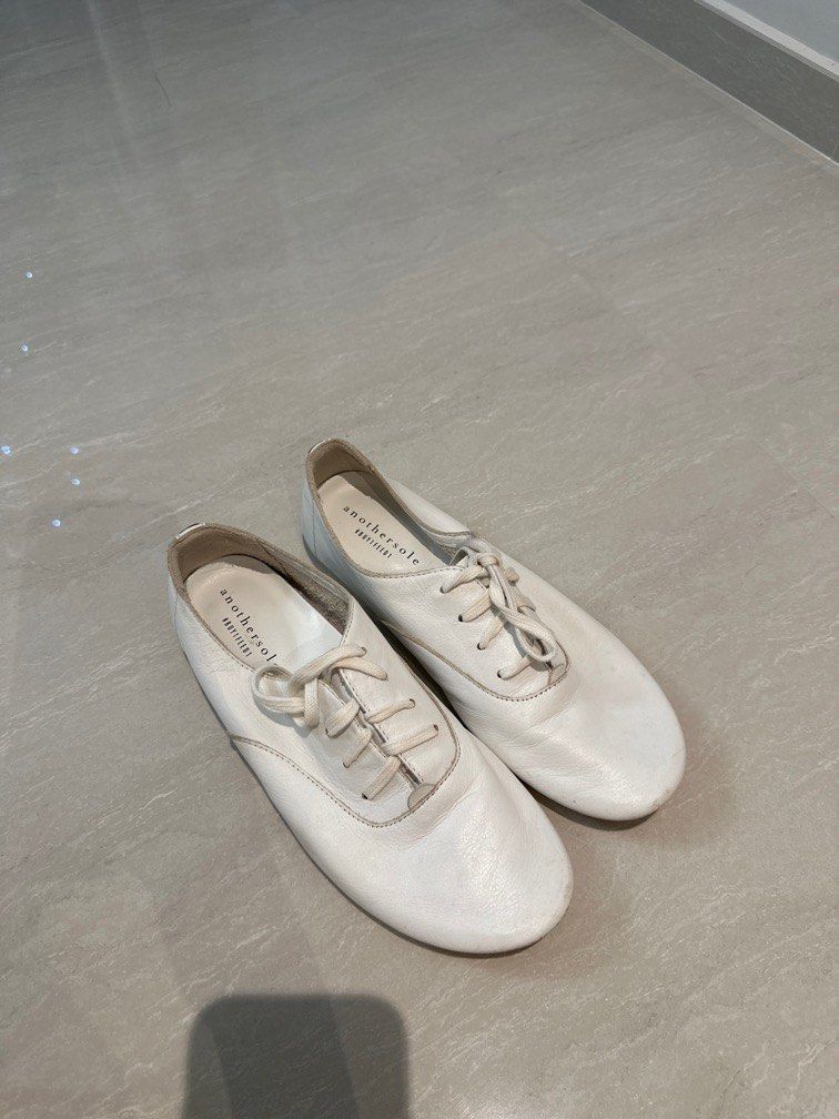 White shoes Women s Fashion Footwear Flats on Carousell