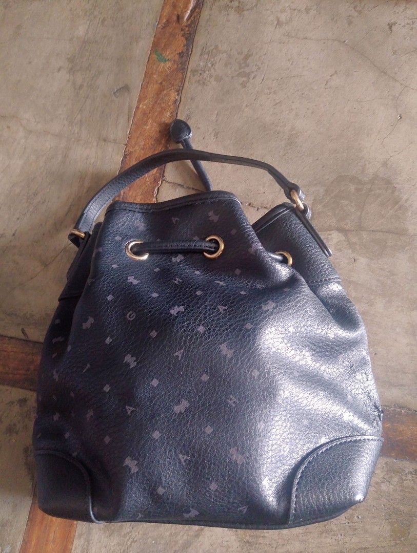 Agatha Bucket Bag (Category: Luxury Bags & Wallets) located in Pasig City. Submitted by pumbamnl (Listing ID 1272063916, Image 3). Description: Preloved item with signs of use, please manage expectation. See photos for actual condition. Payment via gcash Shipping via Lalamove/Sh0pee.