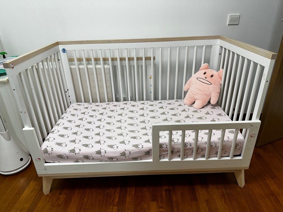 Babyletto Scoot 3 in 1 convertible crib with mattress and sheets