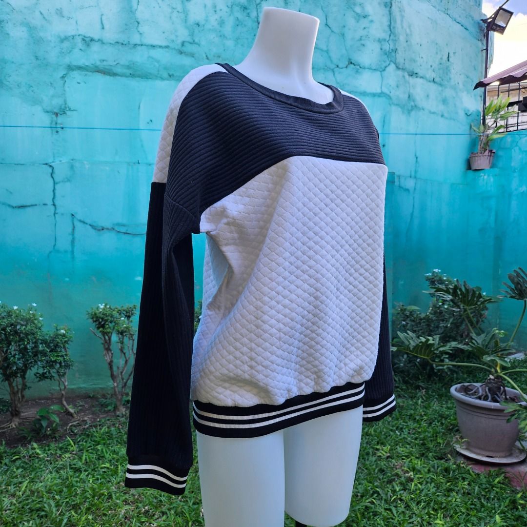 Black and White Sweater (Fixed Price, Pls Read Description) (Category: Longsleeves) located in Las Pinas. Submitted by cursesandtea (Listing ID 1275211866, Image 3). Description: BRAND: Penshoppe SIZE: L CONDITION: PRELOVED PAYMENT METHODS: Gcash/Paymaya/BPI *No COD for the cost of item. Please read description and check photos. Strictly NO RETURNS. Before placing an order, kindly make sure that you're 100% sure about purchasing the items (from s
